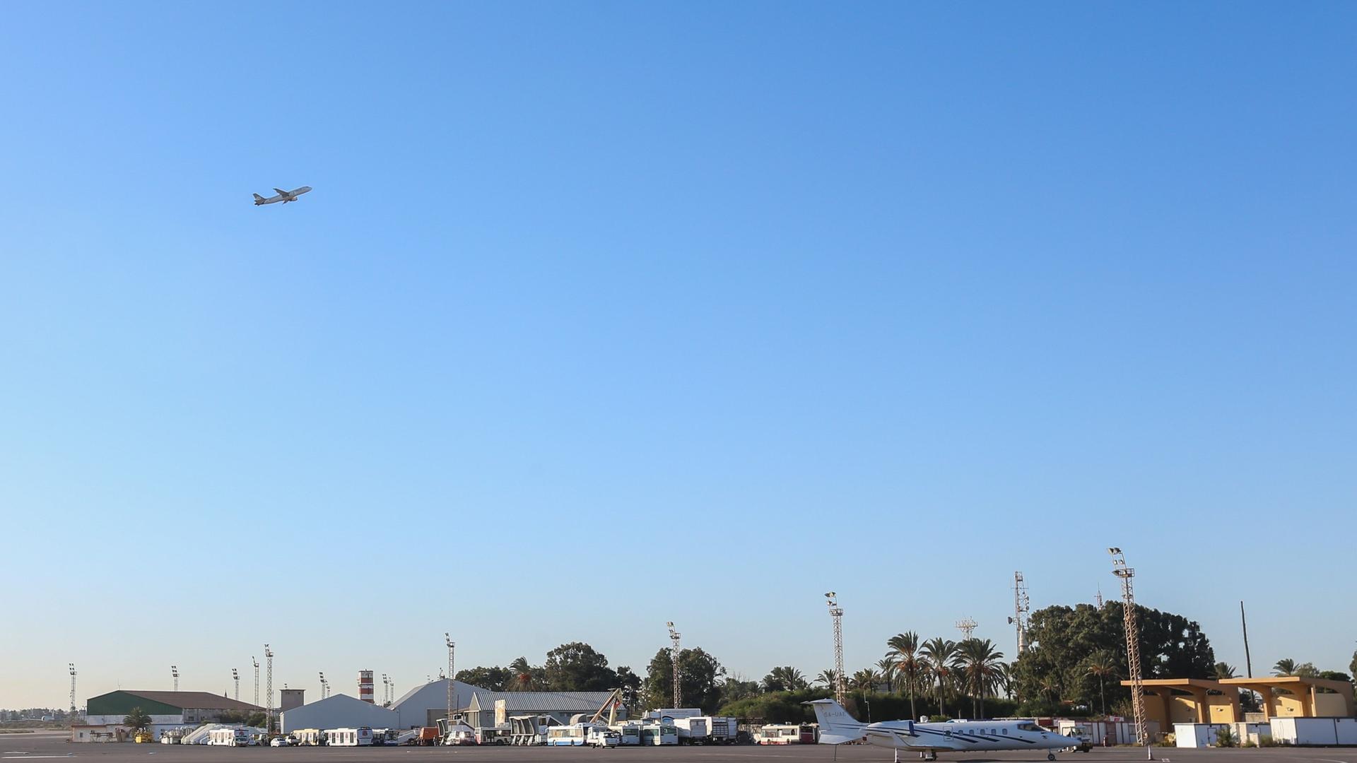 Ein Flugzeug hebt vom libyschen Flughafen in Tripolis ab. Am Boden steht noch eine Maschine. Ein Flugzeug hebt vom libyschen Flughafen in Tripolis ab. Am Boden steht noch eine Maschine.
