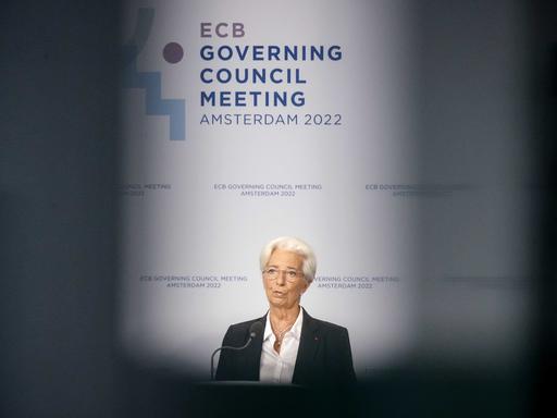 Präsidentin Christine Lagarde der Europäischen Zentralbank (EZB) während der Pressekonferenz in der Eremitage nach der Sitzung der Europäischen Zentralbank. Erstmals seit 2011 will die Notenbank die Zinsen wieder anheben. 