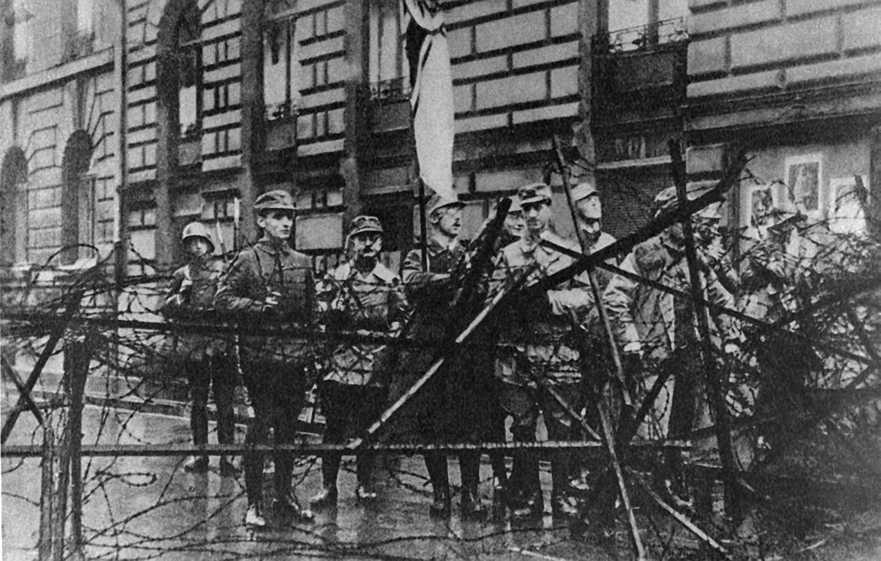 Barrikaden vor dem Münchner Kriegsministerium am 9. November 1923, dem Tag des gescheiterten Hitler-Putsches