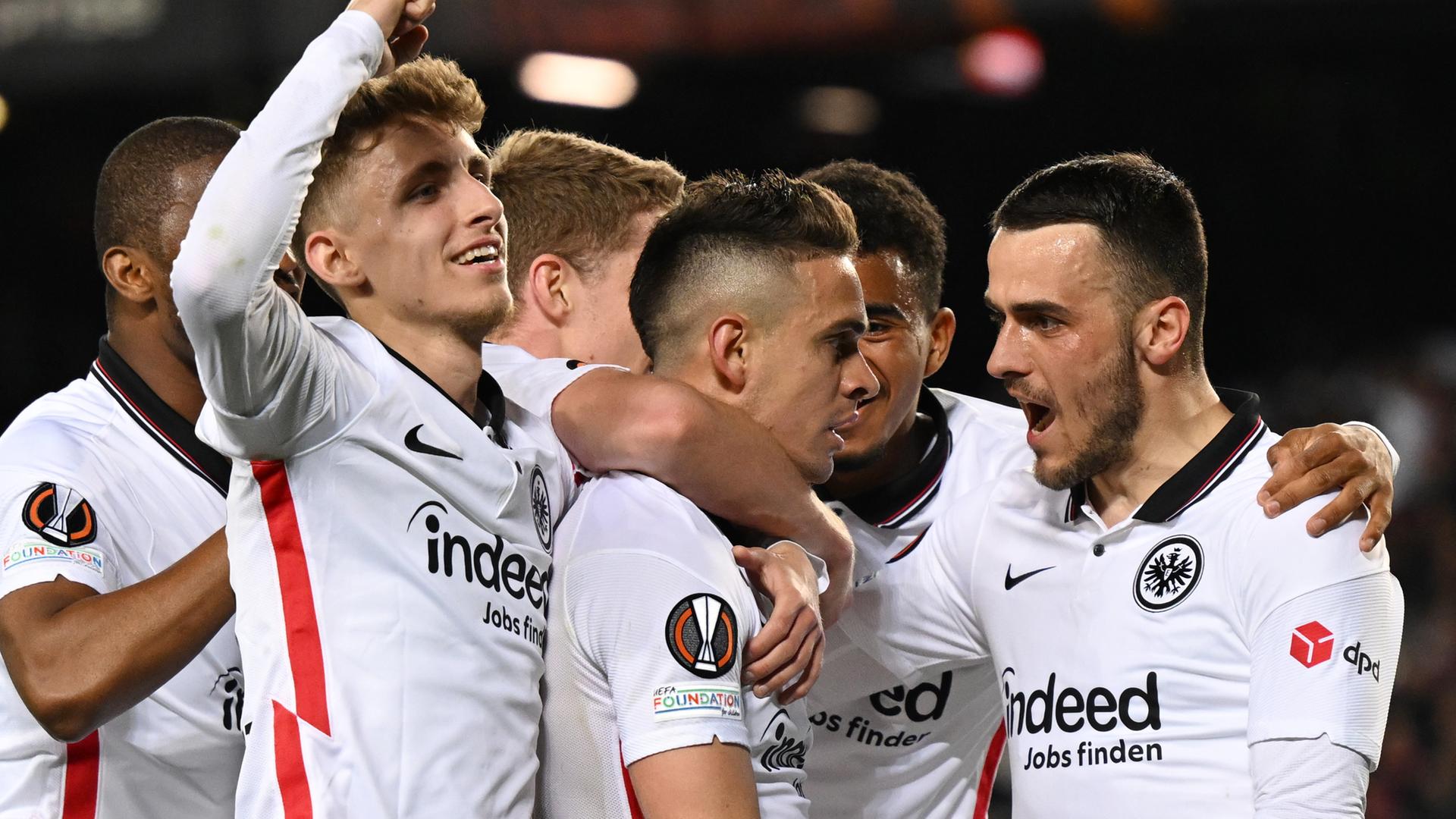 Spieler aus Frankfurt jubeln nach dem 0:2. Spieler aus Frankfurt jubeln nach dem 0:2.