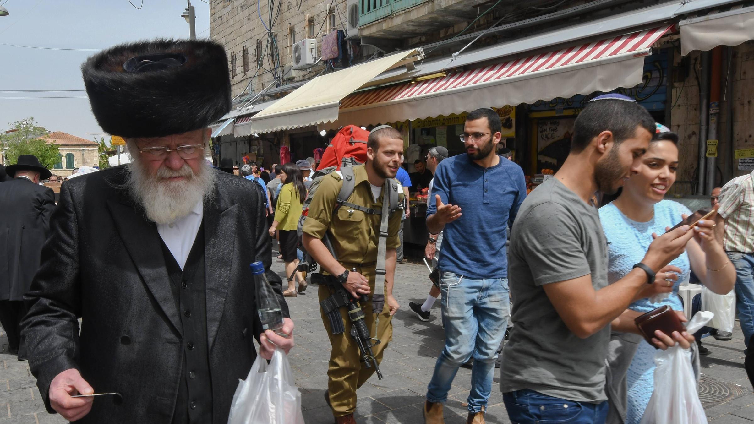 Verschiedene Marktbesucher auf dem Machane-Jehuda-Markt in Jerusalem Verschiedene Marktbesucher auf dem Machane-Jehuda-Markt in Jerusalem