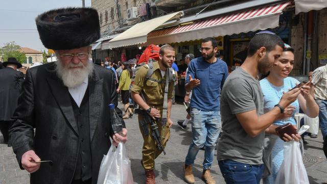 Verschiedene Marktbesucher auf dem Machane-Jehuda-Markt in Jerusalem