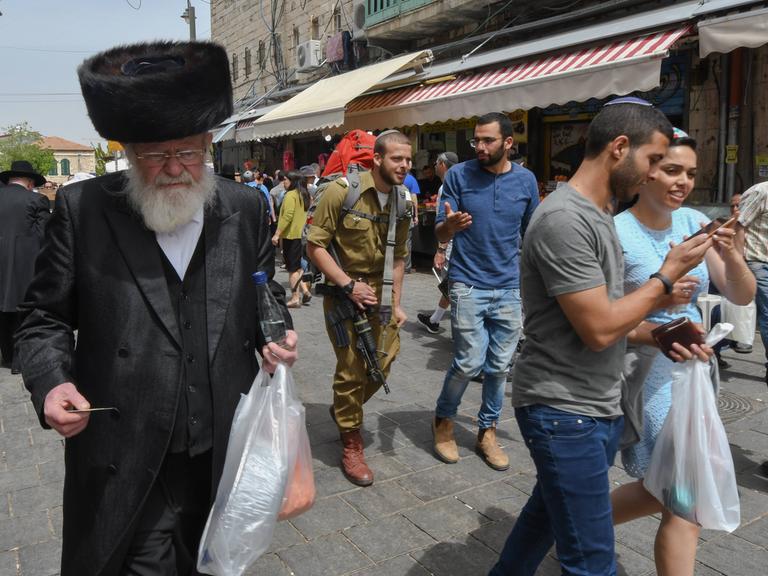 Verschiedene Marktbesucher auf dem Machane-Jehuda-Markt in Jerusalem