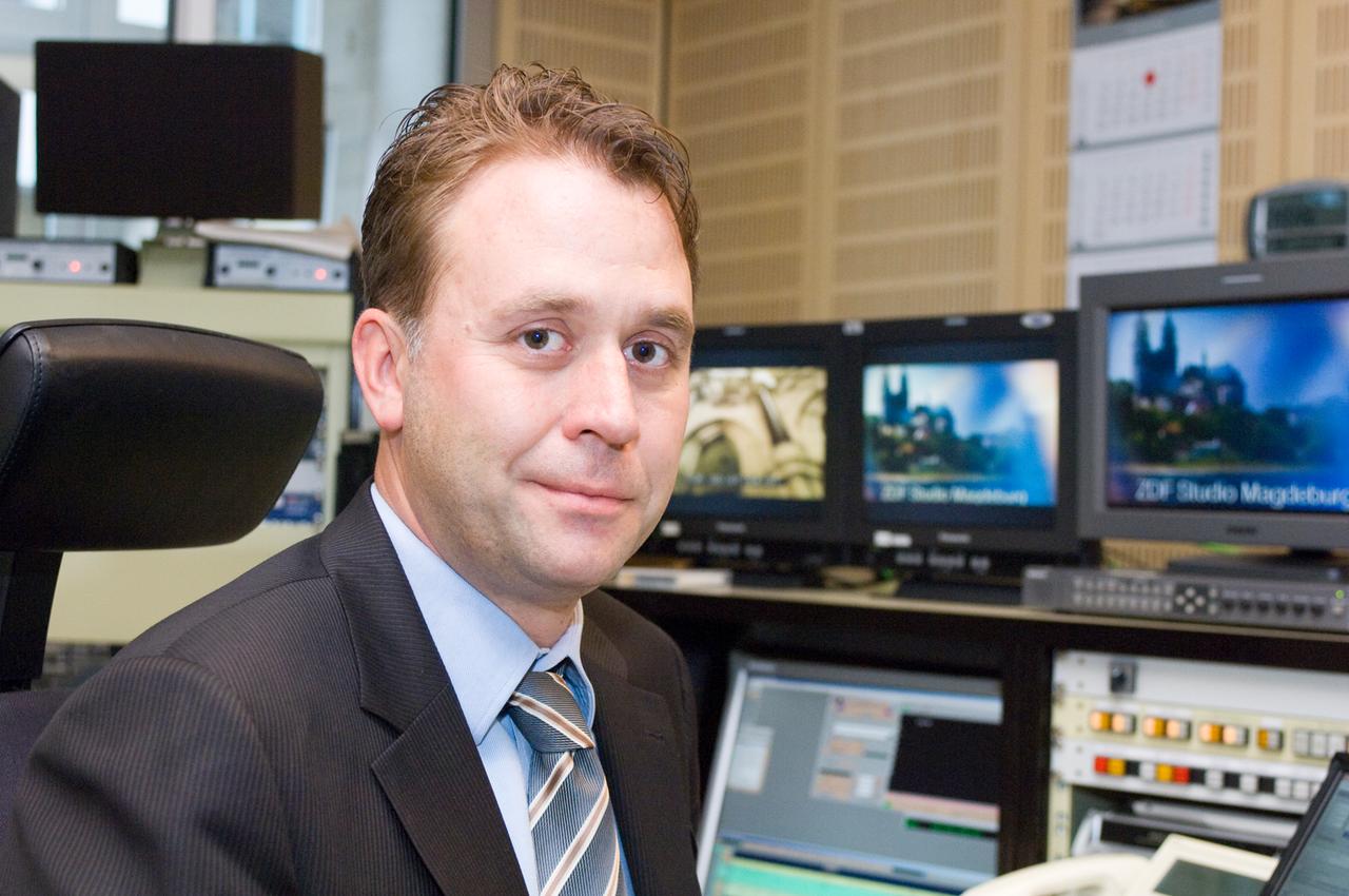 Winand Wernicke sitzt am Schneidetisch im ZDF-Studio Winand Wernicke sitzt am Schneidetisch im ZDF-Studio