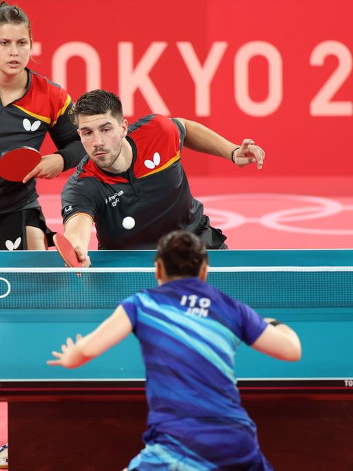 Petrissa Solja (l.) und Patrick Franziska sind bei den Olympischen Spielen in Tokio im Mixed-Wettbewerb im Tischtennis angetreten.