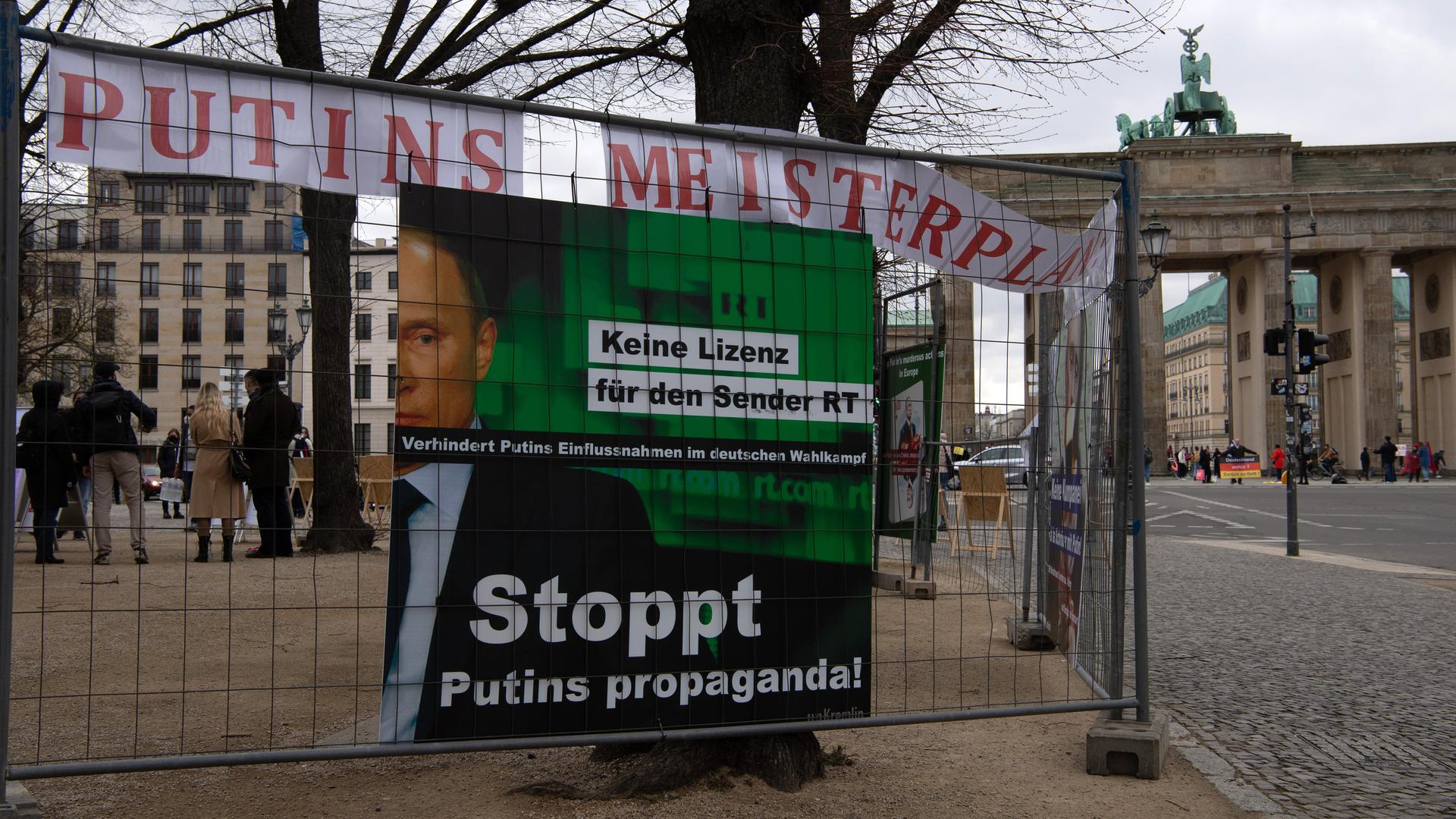 "Stoppt Putins Propaganda - Keine Lizenz für den Sender RT" steht auf einem Transparent unweit des Brandenburger Tores an der StraÃe des 17. Juni. Dort hat der in Gründung befindliche Verein "UnKremlin" und die junge russische Gruppe "Perestroj_card" ein Zeltlager errichtet. Mit der Aktion protestieren die Aktivisten gegen Kremlchef Putin. Die Veranstalter fordern unter anderem die Freilassung des Oppositionsführers Nawalny, der zu Straflagerhaft verurteilt wurde. "Stoppt Putins Propaganda - Keine Lizenz für den Sender RT" steht auf einem Transparent unweit des Brandenburger Tores an der StraÃe des 17. Juni. Dort hat der in Gründung befindliche Verein "UnKremlin" und die junge russische Gruppe "Perestroj_card" ein Zeltlager errichtet. Mit der Aktion protestieren die Aktivisten gegen Kremlchef Putin. Die Veranstalter fordern unter anderem die Freilassung des Oppositionsführers Nawalny, der zu Straflagerhaft verurteilt wurde.