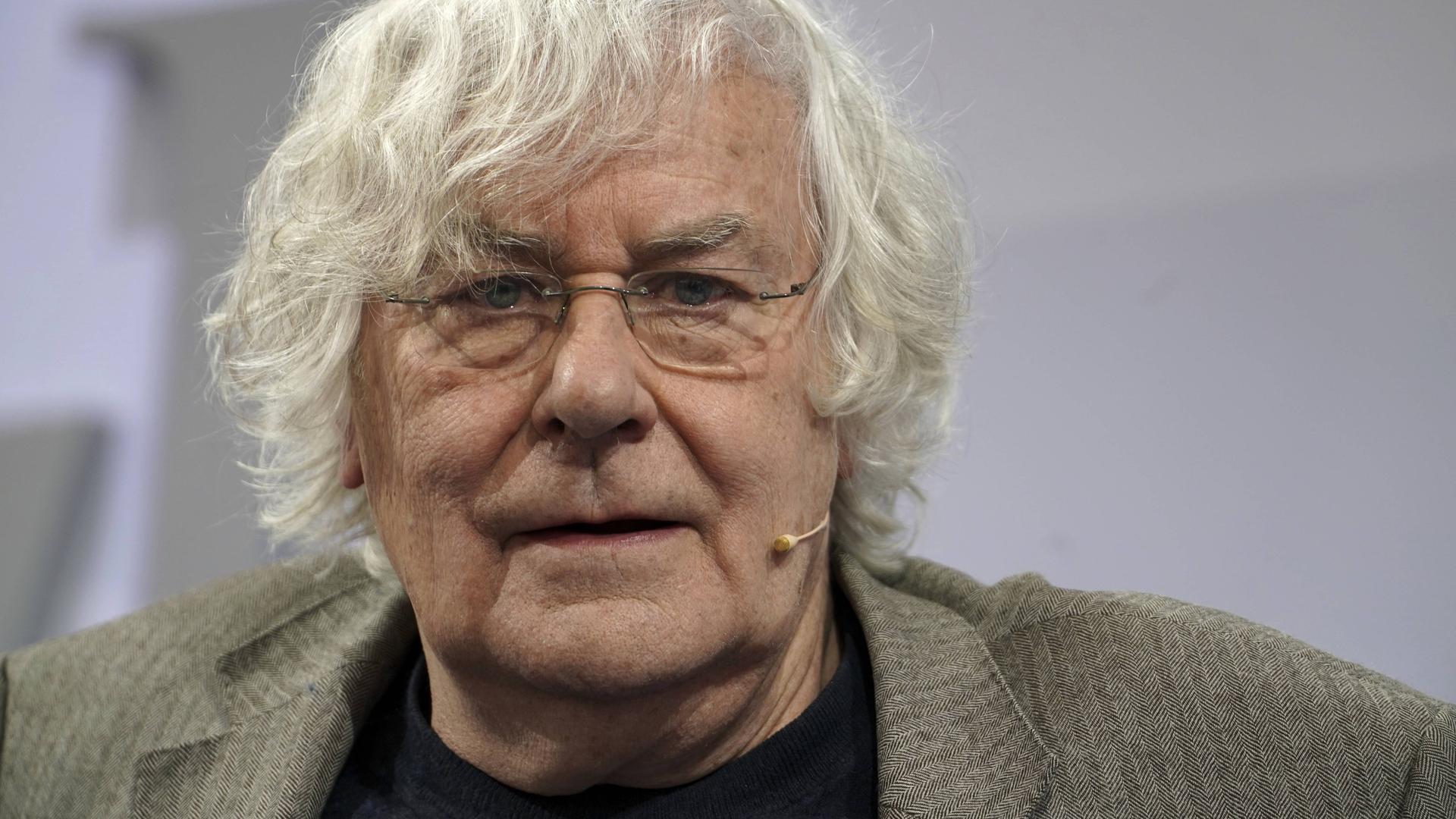Der Literaturwissenschaftler Helmut Lethen schaut in die Kamera. Er hat weiße, etwas über das rechte Auge fallende Haare, er träge eine randlose Brille. Der Literaturwissenschaftler Helmut Lethen schaut in die Kamera. Er hat weiße, etwas über das rechte Auge fallende Haare, er träge eine randlose Brille.