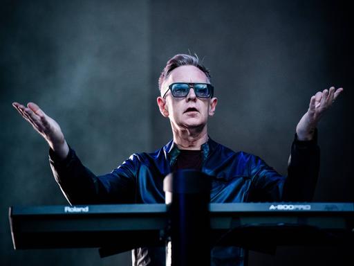 Andy Fletcher von Depeche Mode bei einem Liveauftritt mit erhobenen Armen am Keyboard, Italien 2018.