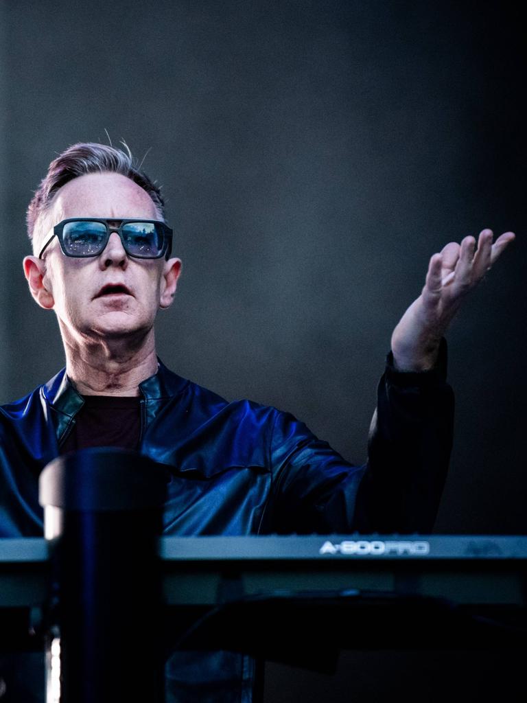 Andy Fletcher von Depeche Mode bei einem Liveauftritt mit erhobenen Armen am Keyboard, Italien 2018.