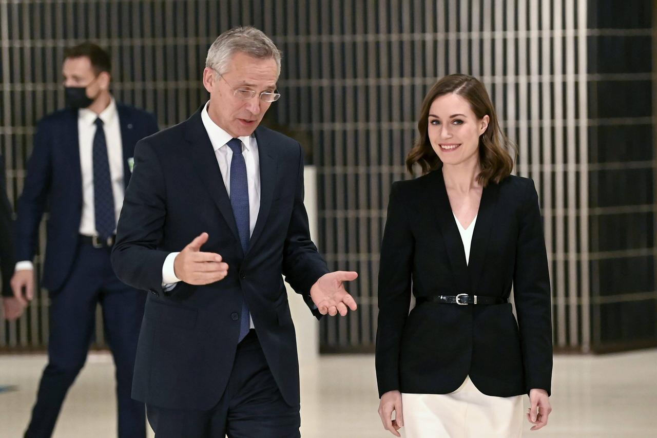 Ein älterer gestikulierender Herr im Jacket und eine jüngere Dame mit glatten dunklen Haaren im Jacket laufen nebeneinander her. Ein älterer gestikulierender Herr im Jacket und eine jüngere Dame mit glatten dunklen Haaren im Jacket laufen nebeneinander her.