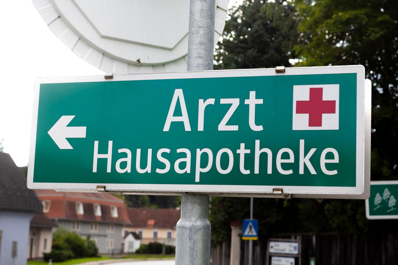 Hinweisschild Arzt mit Hausapotheke Hinweisschild Arzt mit Hausapotheke