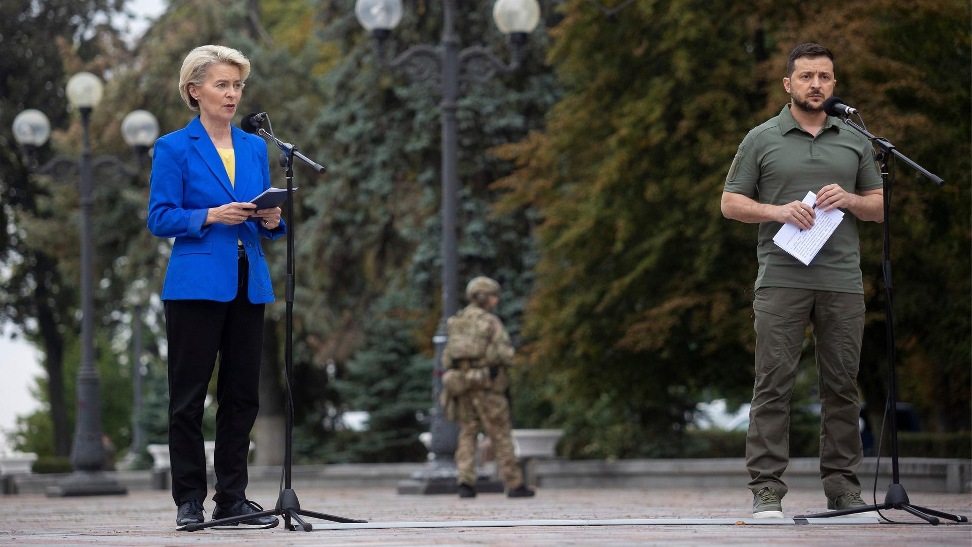 Der ukraininische Präsident Zelenskyy mit der Präsidentin der EU-Kommission Ursula von der Leyen. Der ukraininische Präsident Zelenskyy mit der Präsidentin der EU-Kommission Ursula von der Leyen.