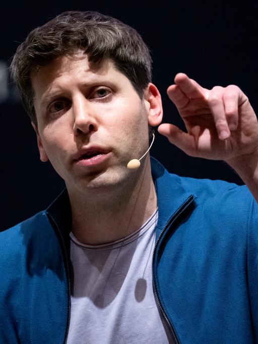 Sam Altman, der Erfinder der KI-Software ChatGPT, mit erhobener Hand bei einer Diskussionrunde.