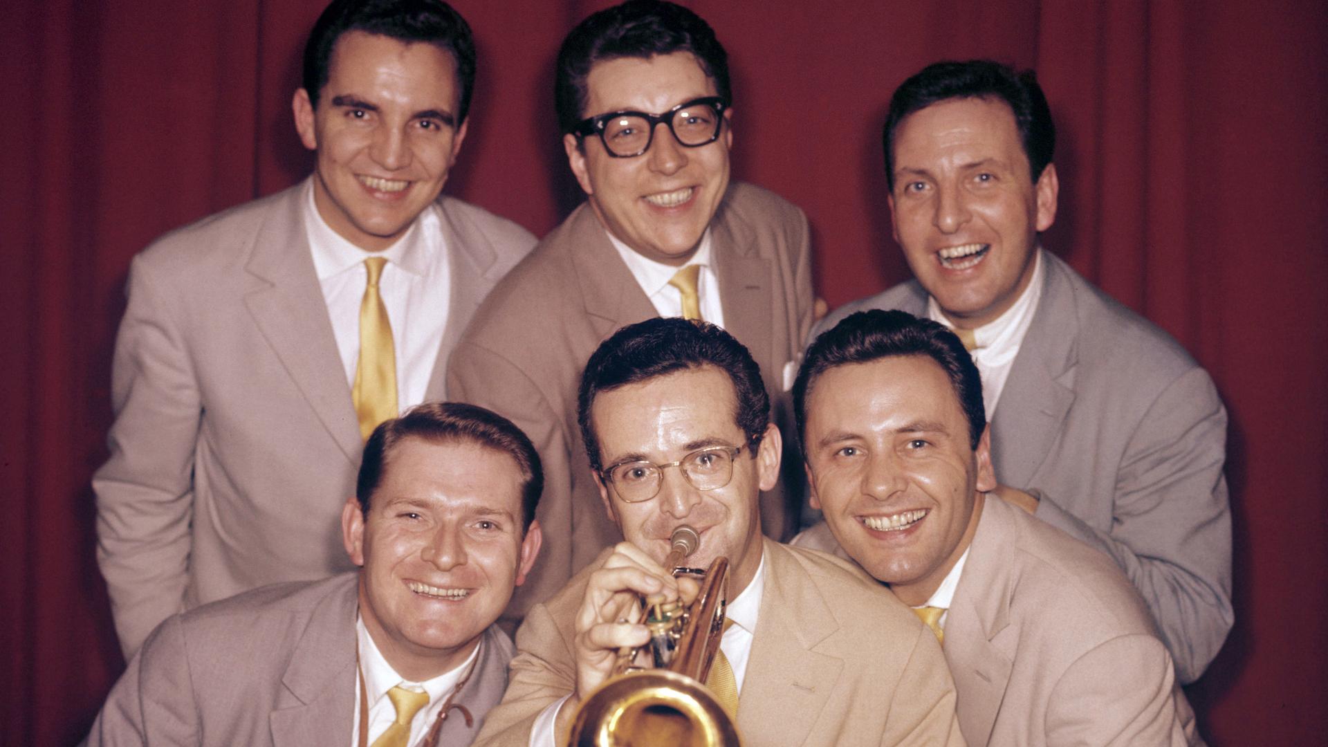 Hazy Osterwald (vorn Mitte) mit seinem Sextett: Kurt Prima, John Ward, Sunni Lang, Dennis Alrintage (vorn links) und Werner Dies (vorn rechts) Hazy Osterwald (vorn Mitte) mit seinem Sextett: Kurt Prima, John Ward, Sunni Lang, Dennis Alrintage (vorn links) und Werner Dies (vorn rechts)