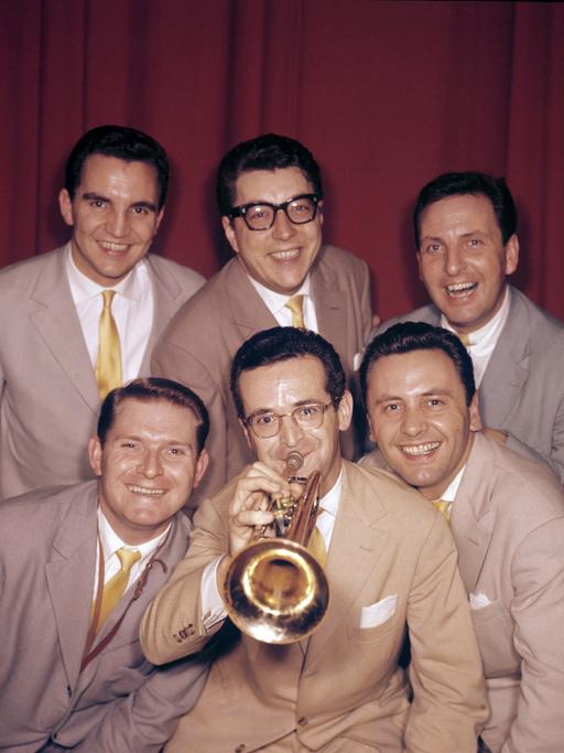 Hazy Osterwald (vorn Mitte) mit seinem Sextett: Kurt Prima, John Ward, Sunni Lang, Dennis Alrintage (vorn links) und Werner Dies (vorn rechts)