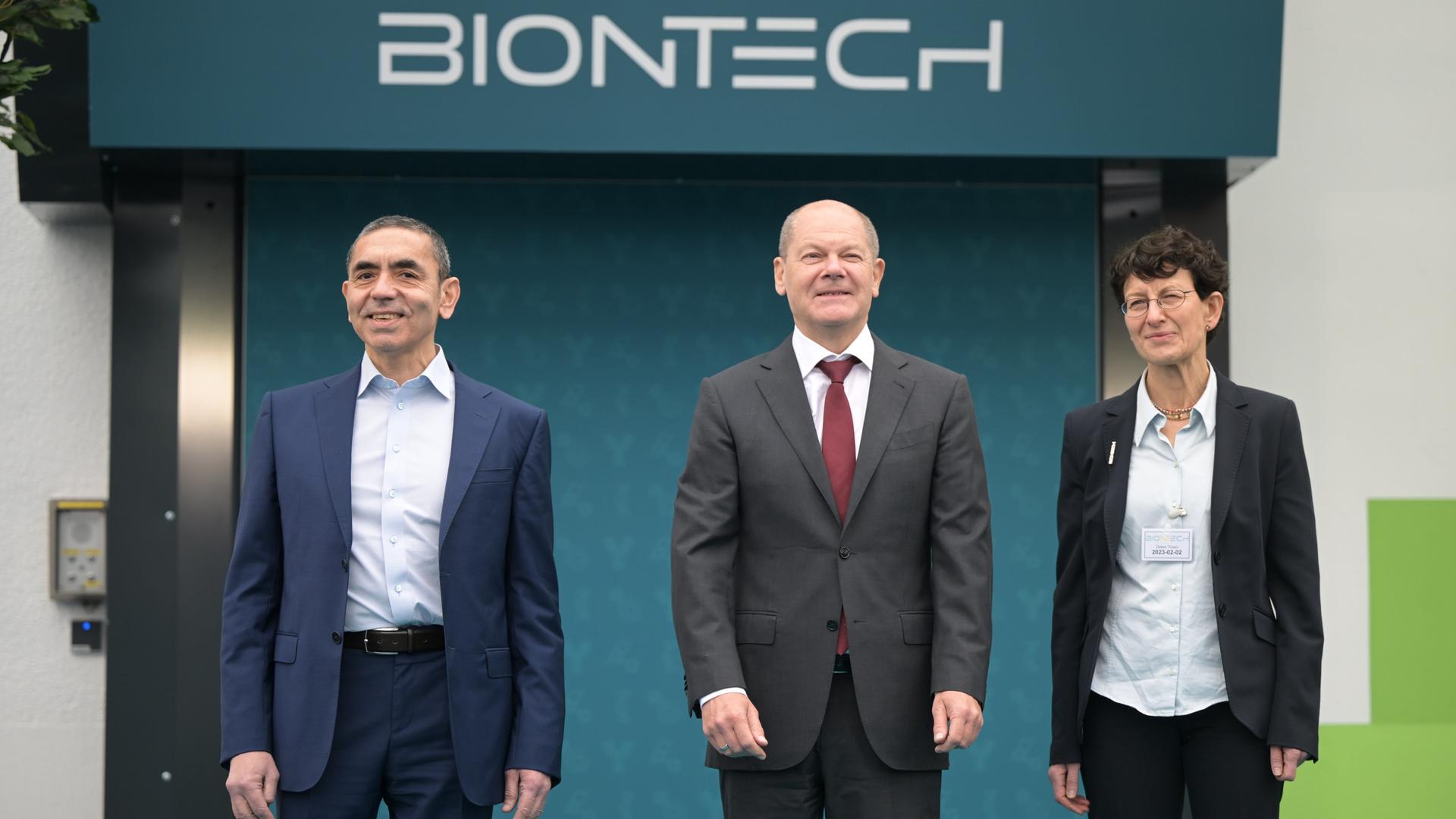 Marburg - Scholz sagt Pharmabranche bei Biontech-Besuch beschleunigte Genehmigungsverfahren zu