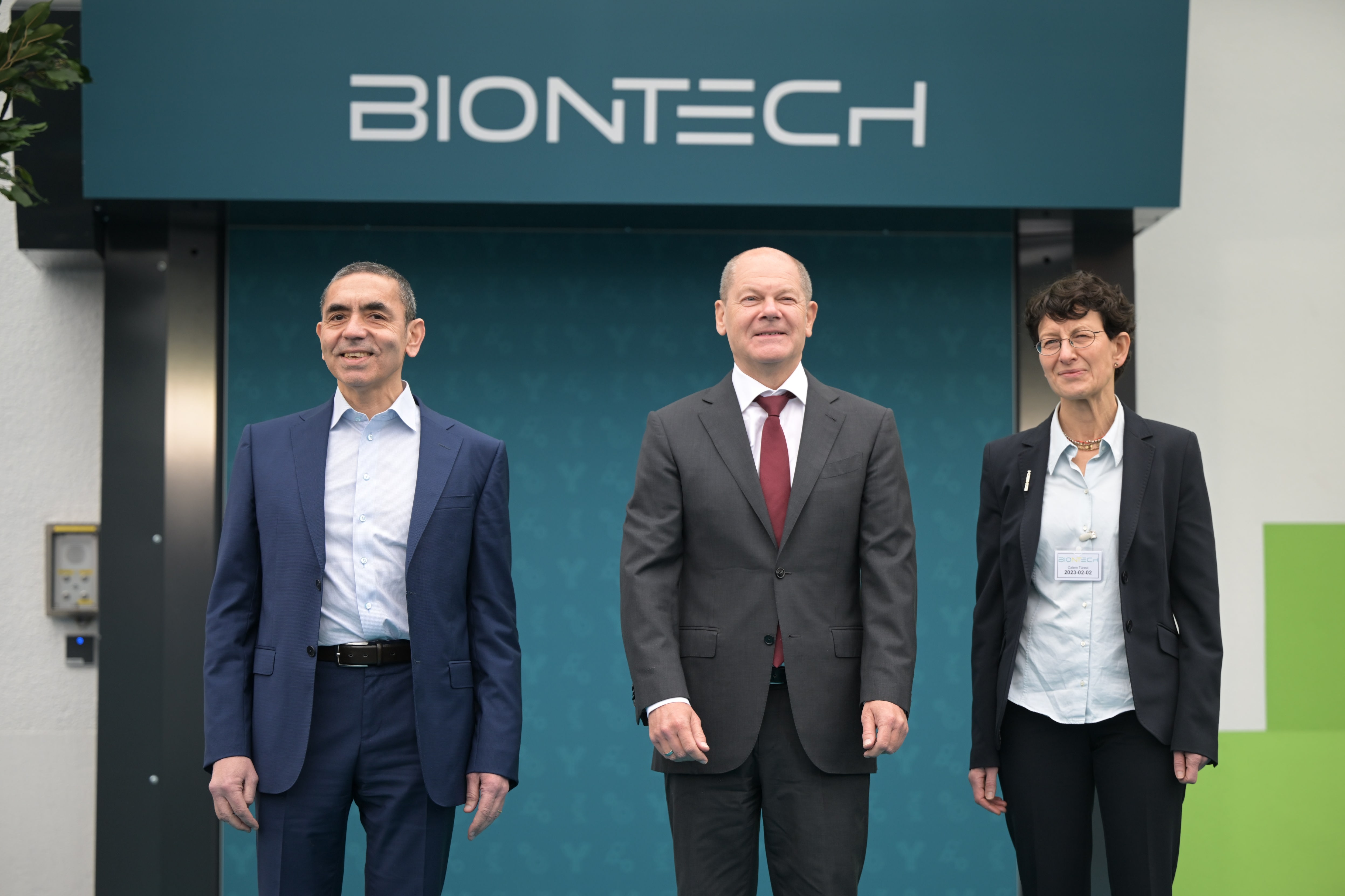 Besuch bei Biontech - Scholz sagt Pharmabranche beschleunigte Genehmigungsverfahren zu