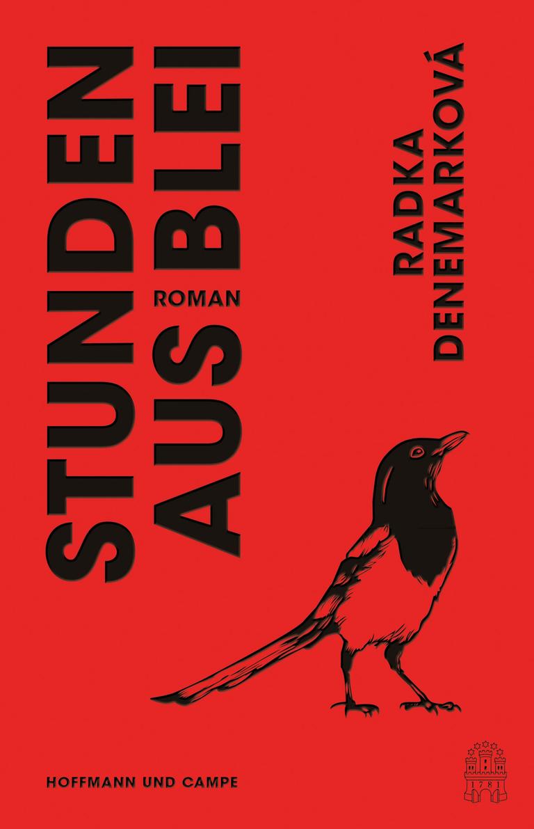 Cover des Romans "Stunden aus Blei" von Radka Denemarková. Vor rotem Hintergrund stehen Titel und Name der Autorin in schwarzen Großbuchstaben um 90 Grad gegen den Uhrzeigersinn gedreht. Auf dem Cover ist außerdem ein illustrierter Vogel zu sehen, ebenfalls in Schwarz. 