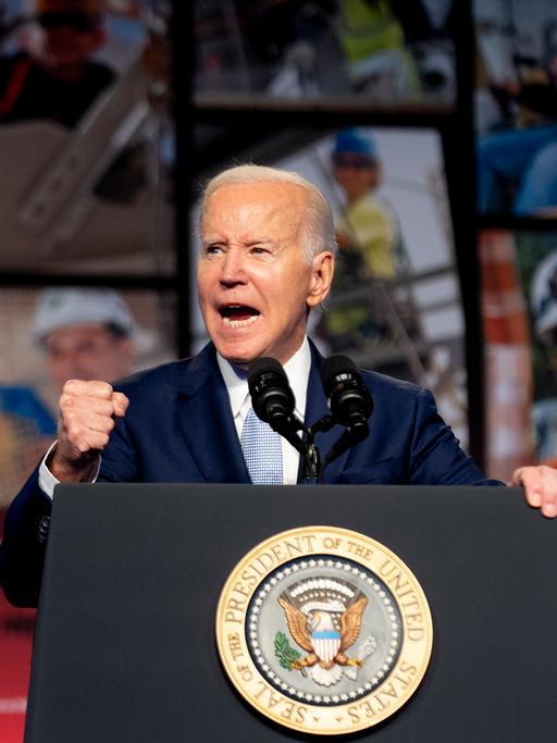Präsident Joe Biden steht bei der North America's Building Trades Union National Legislative Conference  in Washington hinter einem Rednerpult.