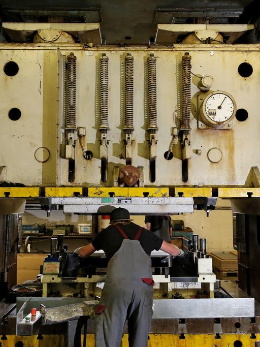 Ein Mitarbeiter der Eisenwerk Wittigsthal GmbH bedient eine 350 Tonnen Presse