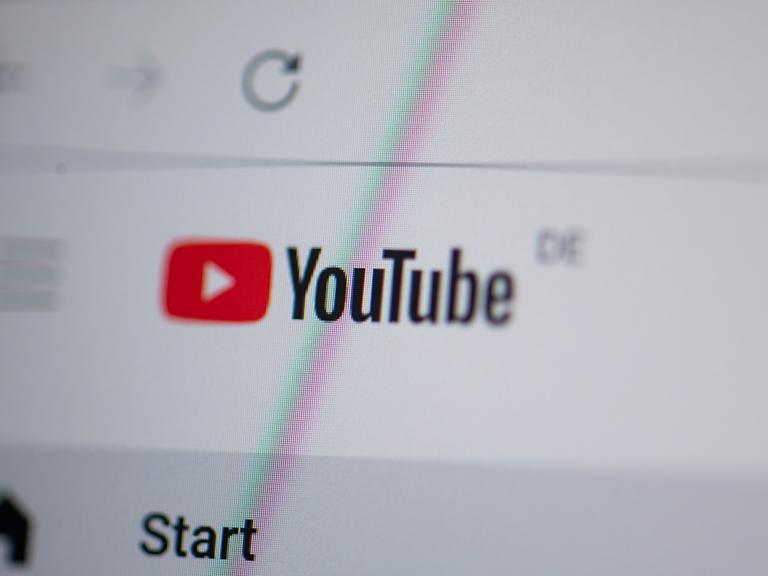Auf einem Laptop-Bildschirm sieht man das Logo von Youtube.