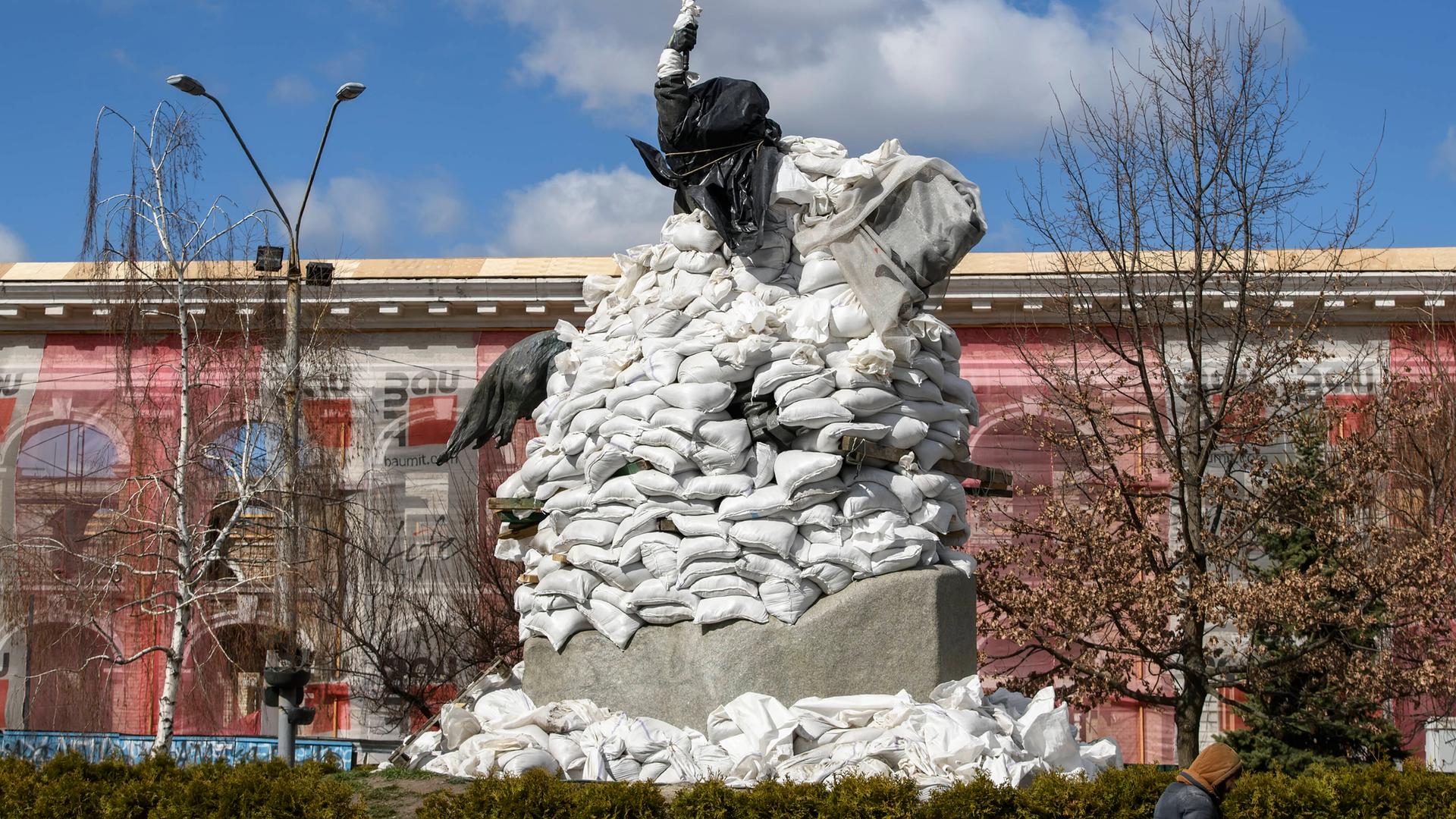 Sandsäcke sollen das Denkmal des königlichen Oberbefehlshabers, Petro Sahaidachny, in Kiew (Ukraine) vor russischen Angriffen schützen (26. März 2022) Sandsäcke sollen das Denkmal des königlichen Oberbefehlshabers, Petro Sahaidachny, in Kiew (Ukraine) vor russischen Angriffen schützen (26. März 2022)