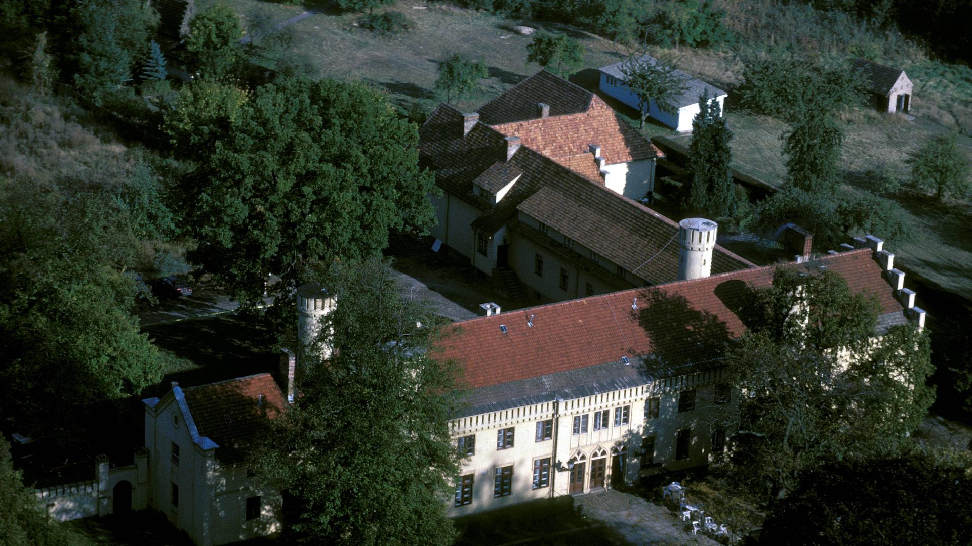 Luftaufnahme von Schloss Petzow mit Landschaftspark von Lenne in Petzow bei Potsdam.