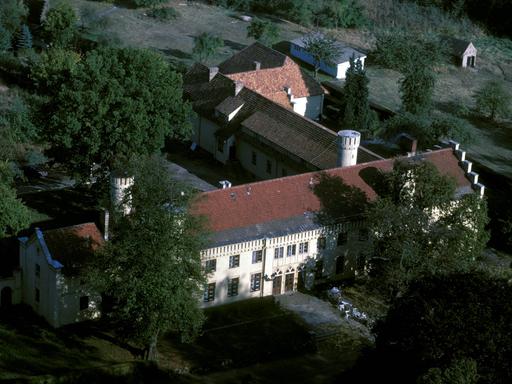 Luftaufnahme von Schloss Petzow mit Landschaftspark von Lenne in Petzow bei Potsdam.