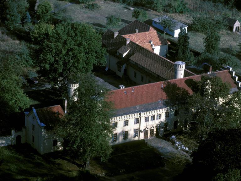 Luftaufnahme von Schloss Petzow mit Landschaftspark von Lenne in Petzow bei Potsdam.