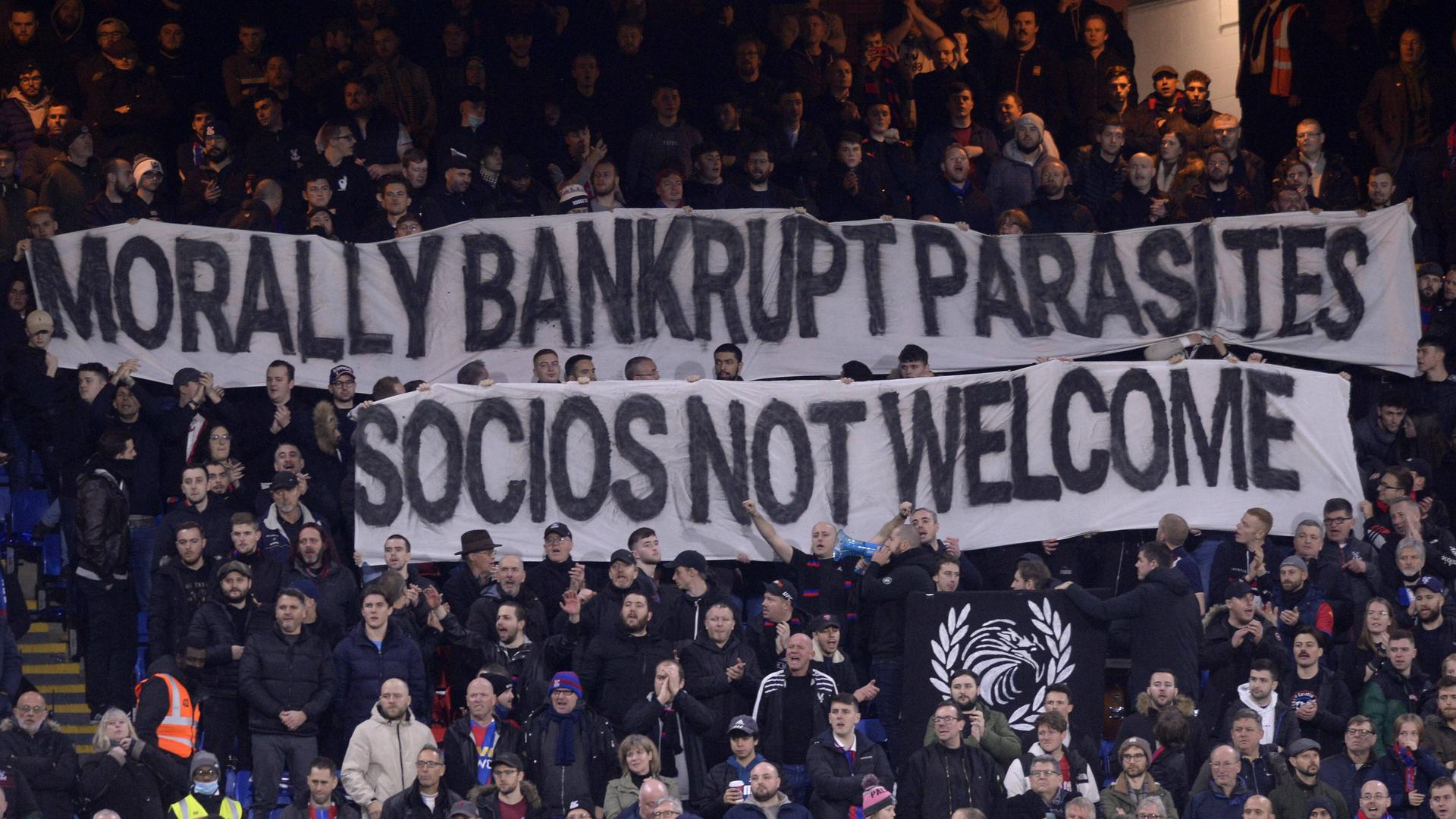 Fans bei Crystal Palace mit einem Banner: "Moralisch bankrotte Parasiten - Socios nicht willkommen!" Fans bei Crystal Palace mit einem Banner: "Moralisch bankrotte Parasiten - Socios nicht willkommen!"