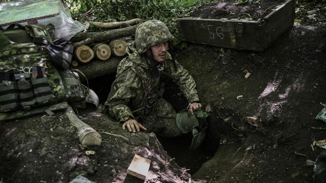 Ein ukrainischer Soldat verlässt einen Bunker in der Donbass-Region (Foto vom 6. Juni)