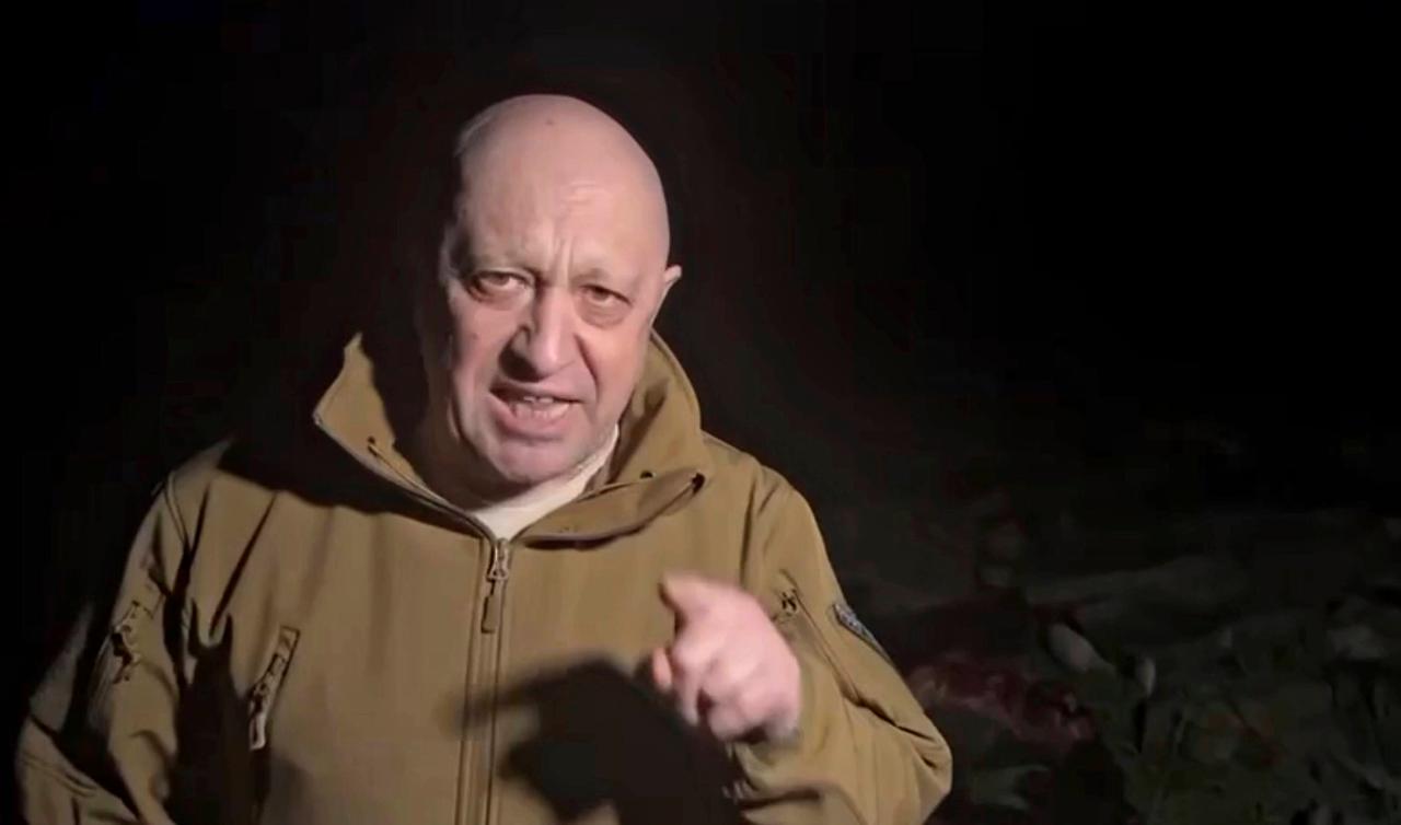 Chef der Söldnergruppe Wagner, Jewgeni Prigoschin, steht im Dunkeln vor getöteten Söldnern und spricht wütend in die Kamera. Chef der Söldnergruppe Wagner, Jewgeni Prigoschin, steht im Dunkeln vor getöteten Söldnern und spricht wütend in die Kamera.