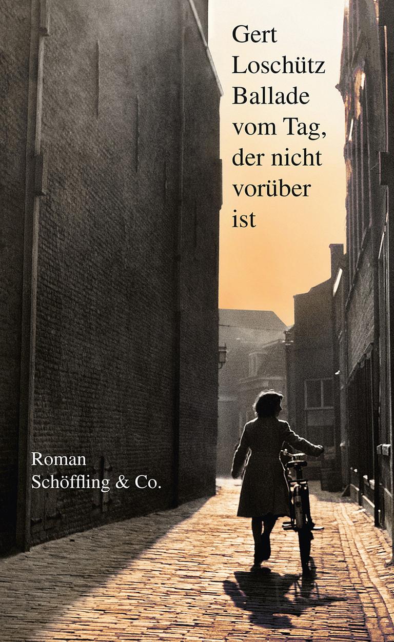 Das Cover von Gert Loschützs "Ballade vom Tag, der nicht vorüber ist", zeigt ein jüngere Frau in einem Mantel, die durch eine enge Großstadtgasse ein Fahrrad schiebt. 
