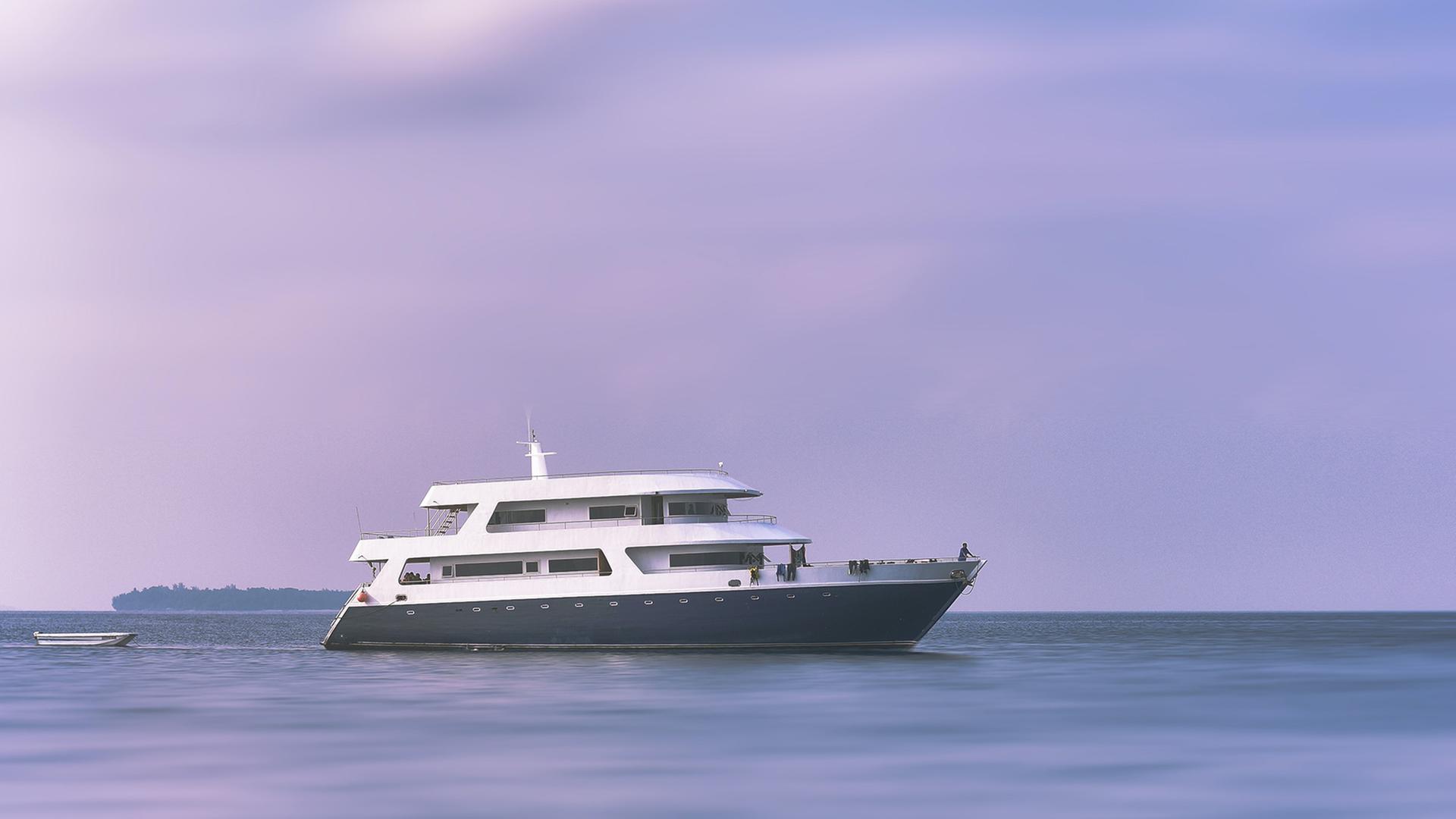 Eine weiße Luxusyacht auf dem Meer. Eine weiße Luxusyacht auf dem Meer.