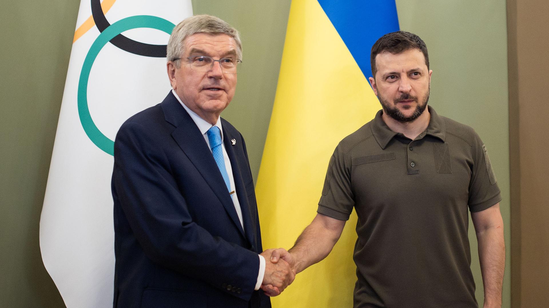 IOC-Präsident Thomas Bach (l.), Ukraines Präsident Wolodymyr Selenskyj bei einem Treffen in Kiew IOC-Präsident Thomas Bach (l.), Ukraines Präsident Wolodymyr Selenskyj bei einem Treffen in Kiew