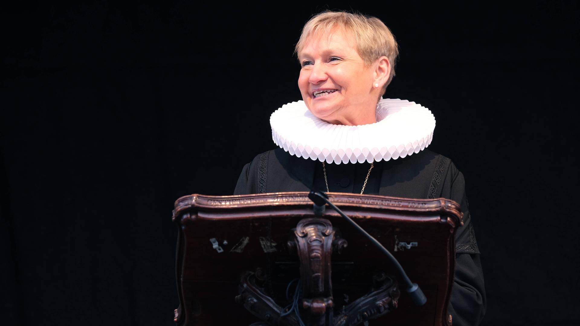 Bischöfin Kirsten Fehrs auf dem Kirchplatz der Hauptkirche St. Michaelis in Hamburg am Heiligabend 2020. Bischöfin Kirsten Fehrs auf dem Kirchplatz der Hauptkirche St. Michaelis in Hamburg am Heiligabend 2020.