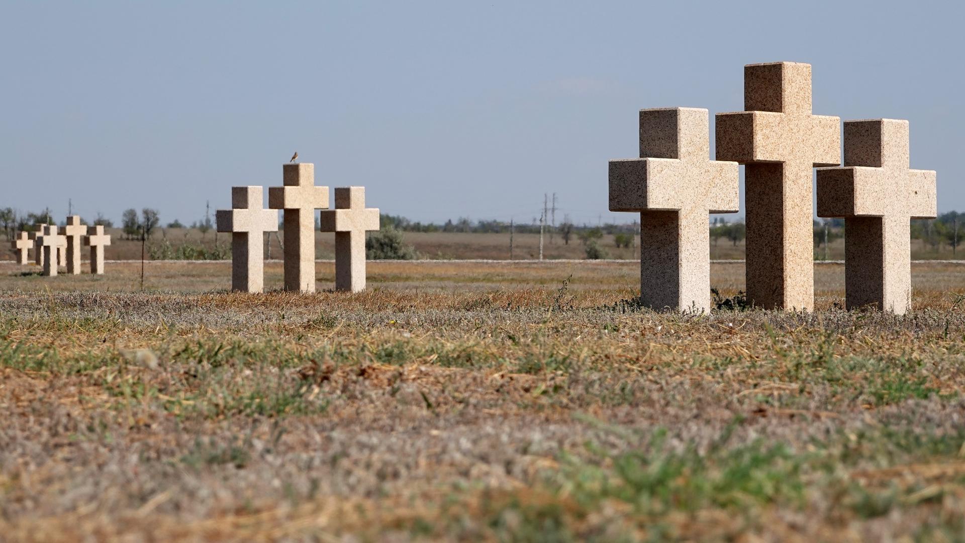 Steinerne Kreuze stehen auf dem Soldatenfriedhof Rossoschka bei Wolgograd.