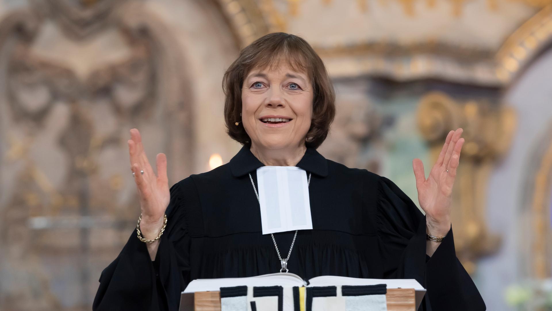 Präses Annette Kurschus, Ratsvorsitzende der Evangelischen Kirche in Deutschland, predigt beim festlichen Gottesdienst zu Neujahr in der Dresdner Frauenkirche.