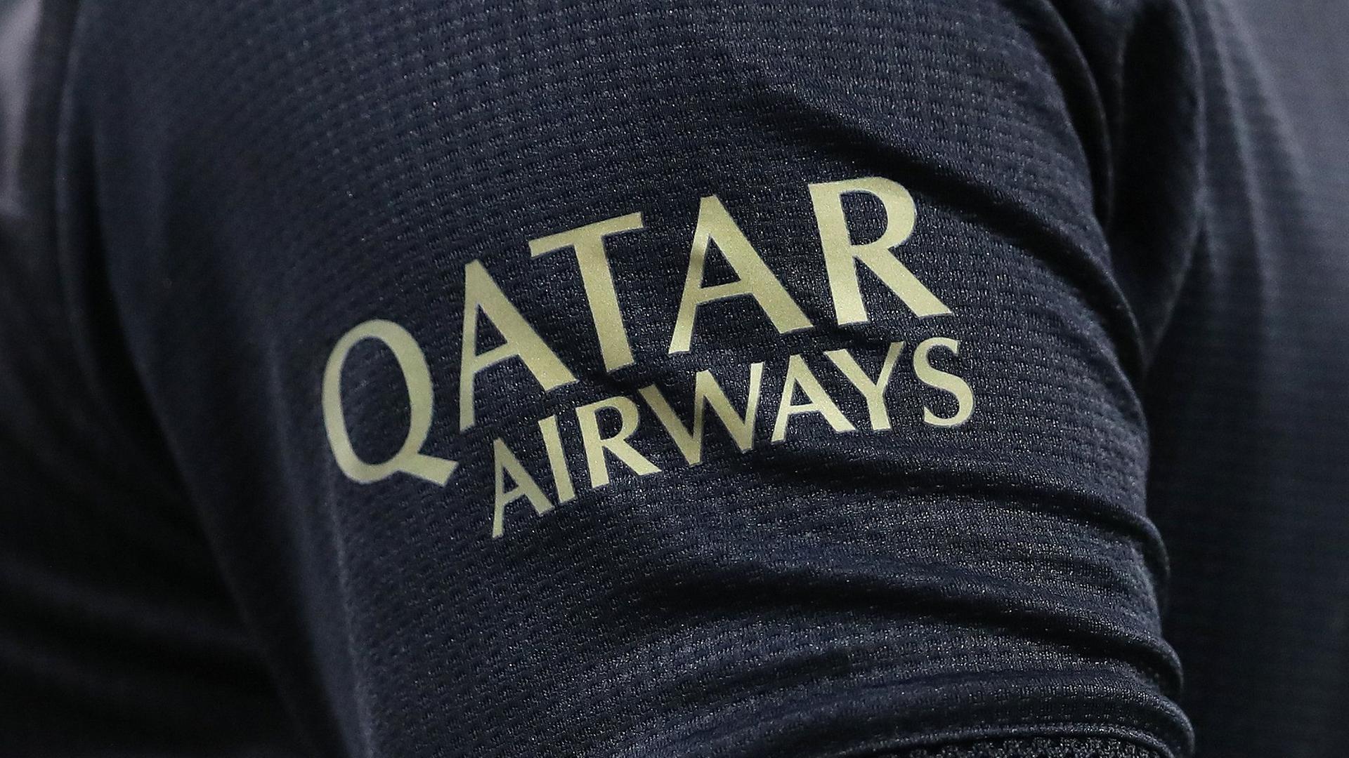 Fußballtrikot mit dem Sponsor Qatar Airways auf dem Ärmel des Fußball-Bundesligisten Bayern München. Das Shirt ist schwarz, das Logo ist gold.