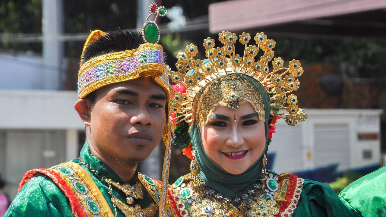 Ein Paar in traditionellen Festtrachten der Makassar beim Makassar Culture Carnival, 2015 Ein Paar in traditionellen Festtrachten der Makassar beim Makassar Culture Carnival, 2015