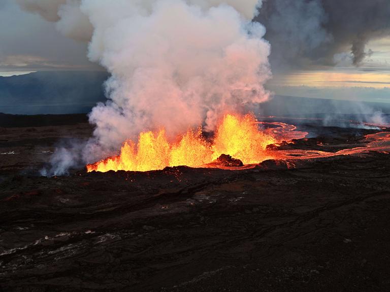 Der  Vulkan Mauna Loa auf der Hauptinsel von Hawai.  