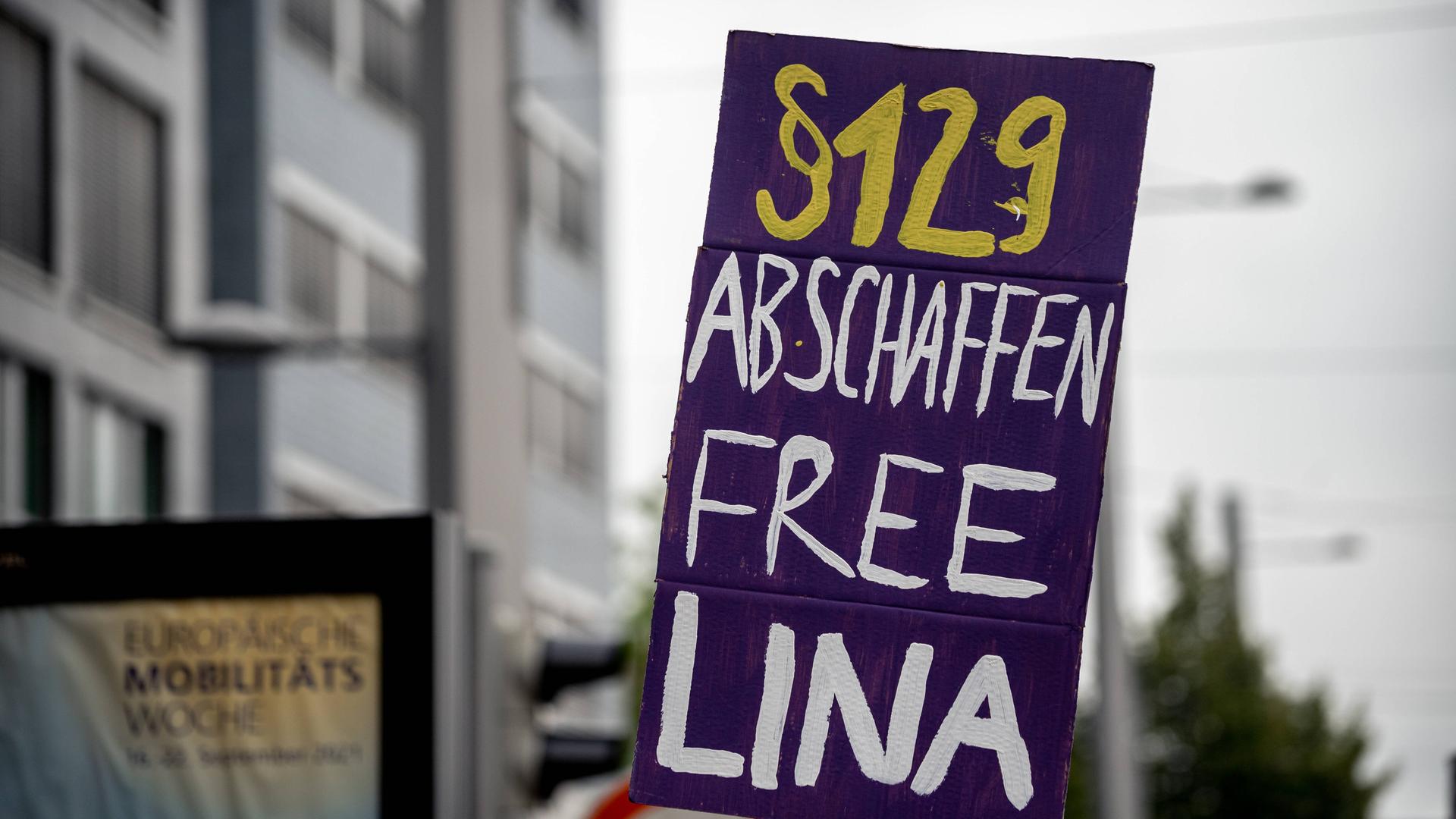 Ein Demoplakat mit der Aufschrift §129 Abschaffen Free Lina Ein Demoplakat mit der Aufschrift §129 Abschaffen Free Lina