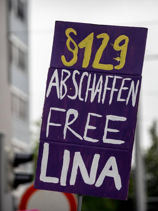 Ein Demoplakat mit der Aufschrift §129 Abschaffen Free Lina