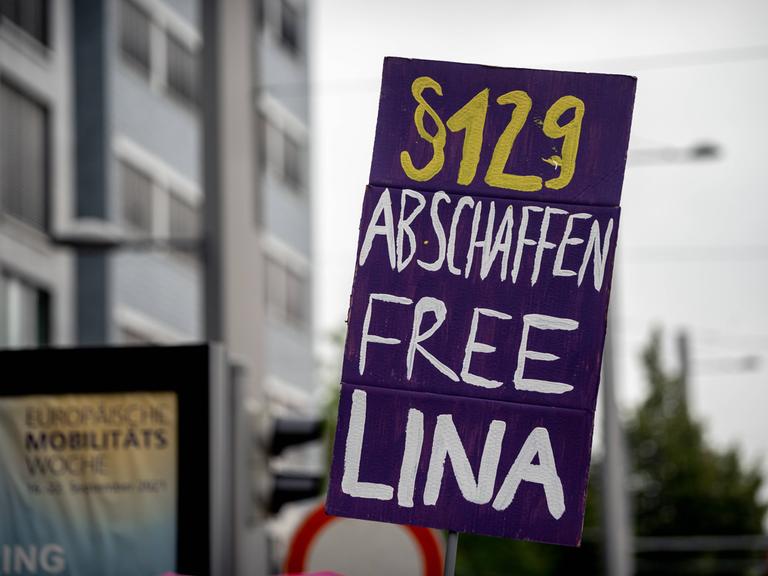 Ein Demoplakat mit der Aufschrift §129 Abschaffen Free Lina