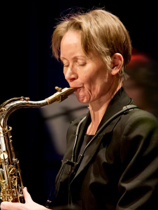 Die Saxofonistin Corinna Danzer an ihrem Instrument