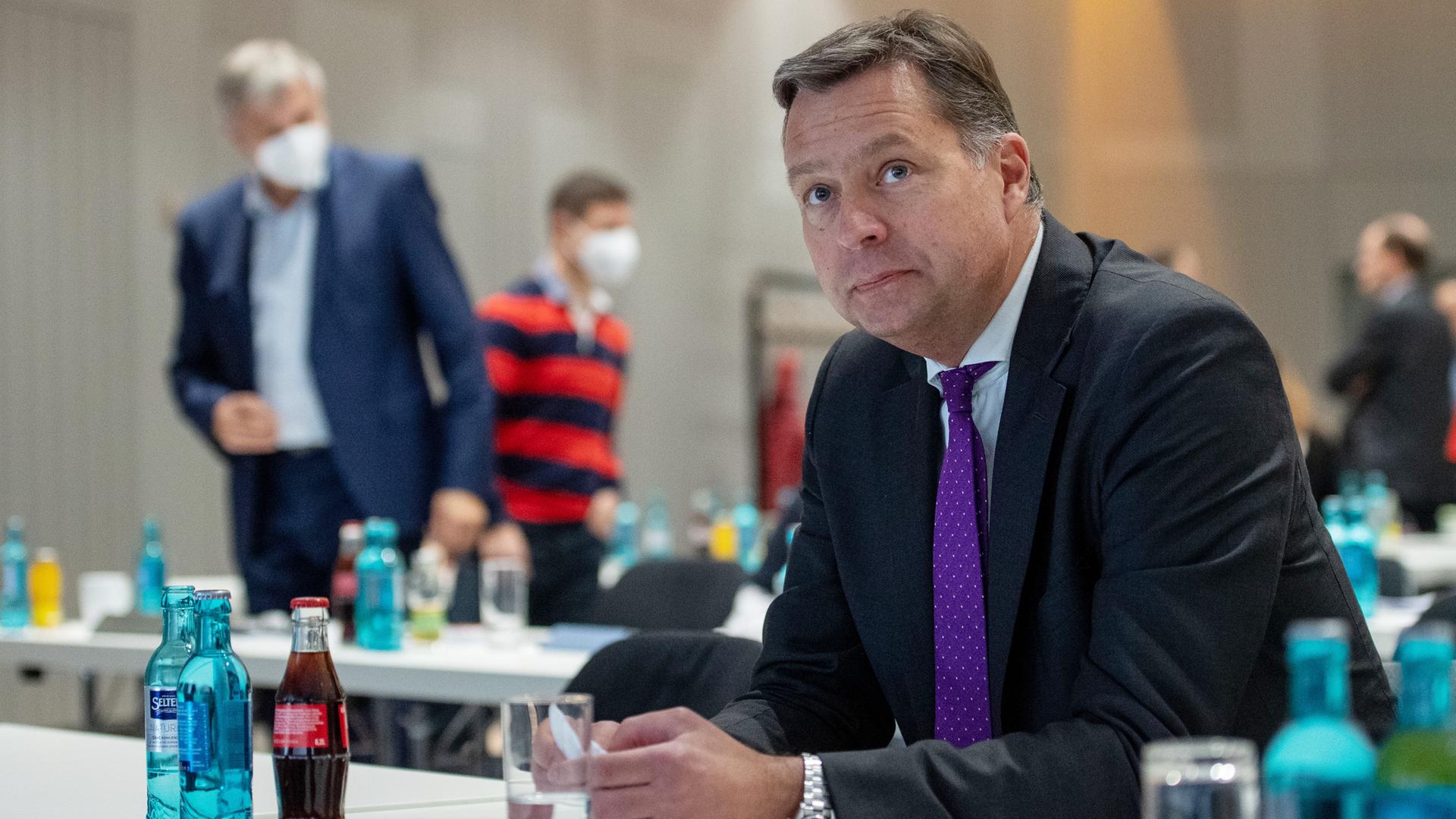 Stephan Mayer (CSU) sitzt vor seiner Rede bei einer Konferenz der Mitgliedsverbände des Deutschen Olympischen Sportbunds (DOSB) im Saal. Mayer hat seine Kandidatur für das Amt des DOSB-Präsidenten zurückgezogen. Stephan Mayer (CSU) sitzt vor seiner Rede bei einer Konferenz der Mitgliedsverbände des Deutschen Olympischen Sportbunds (DOSB) im Saal. Mayer hat seine Kandidatur für das Amt des DOSB-Präsidenten zurückgezogen.