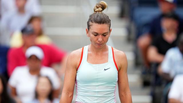 Tennisspielerin Simona Halep schaut bei den US Open enttäuscht auf den Boden.