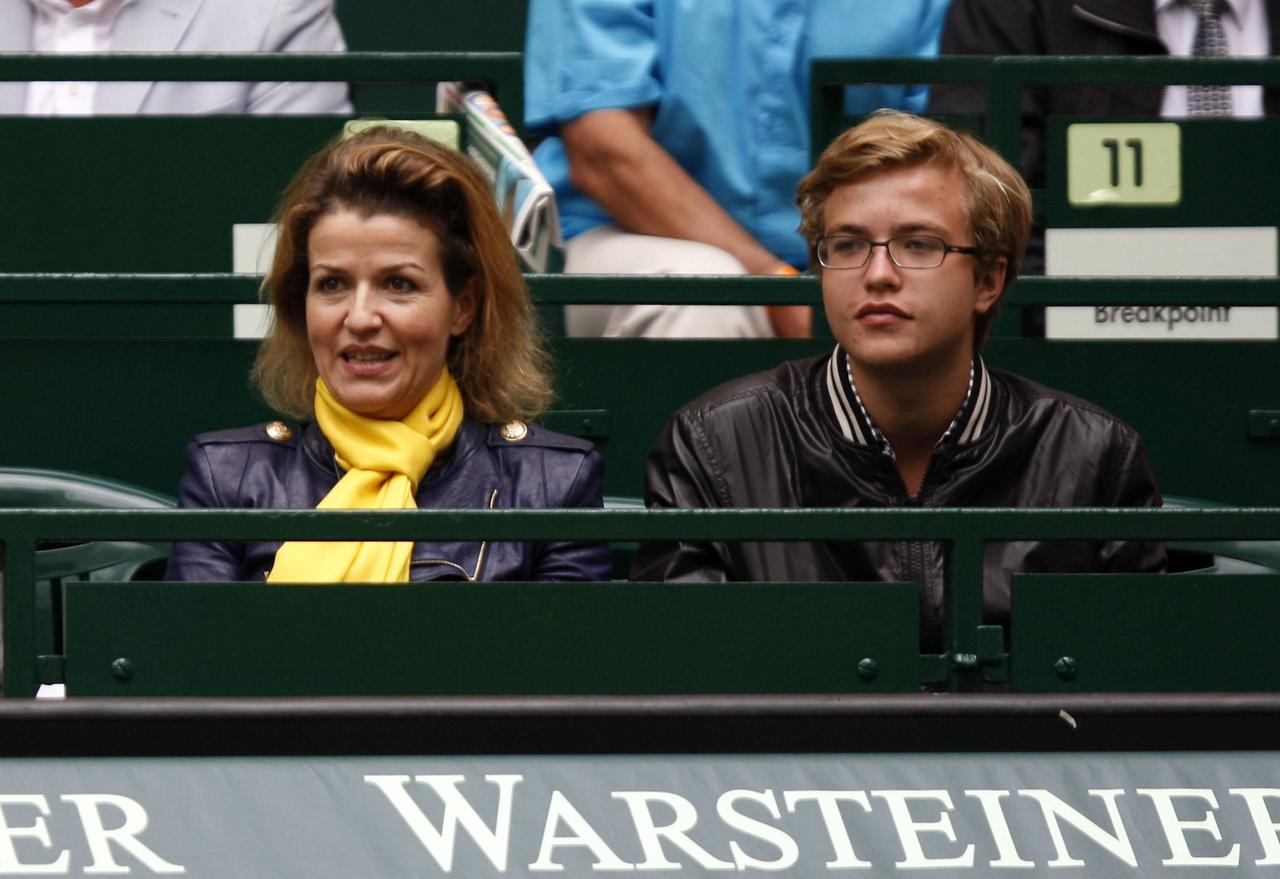Anne-Sophie Mutter und ihr Sohn Richard sitzen in einer Loge im Tennisstadion.