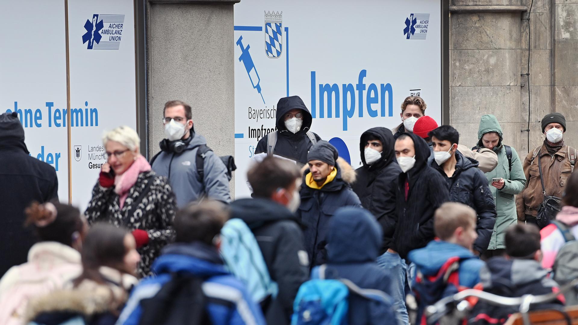 Menschenansammlung vor dem Impfzentrum der Stadt München im Rathaus am Marienplatz. Menschenansammlung vor dem Impfzentrum der Stadt München im Rathaus am Marienplatz.