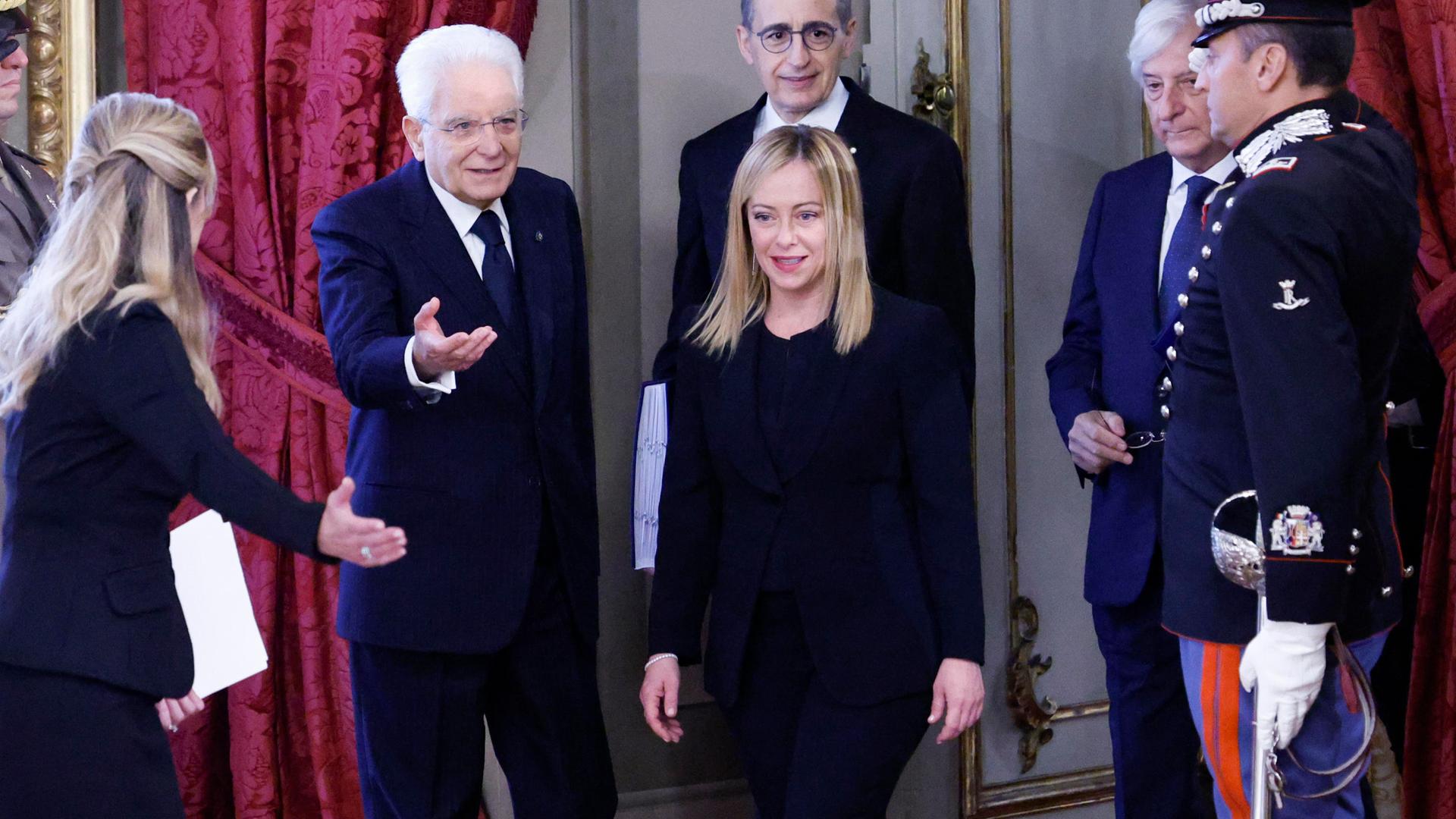 Il Presidente della Repubblica, Sergio Mattarella, e il Presidente del Consiglio, Giorgia Meloni, durante la cerimonia di inaugurazione del nuovo Governo italiano, al Palazzo del Quirinale, Roma, Italia, 22 ottobre 2022. ANSA/FABIO FRUSTACI